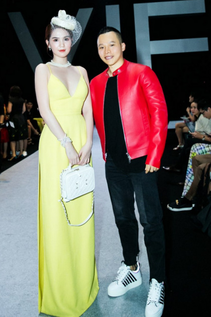 Ngọc Trinh, Angela Phương Trinh mặc hở ngực đi xem thời trang